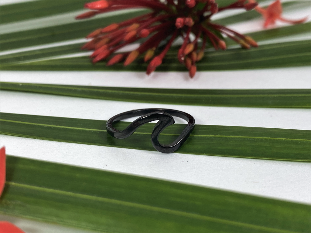 stainless steel wave ring in black